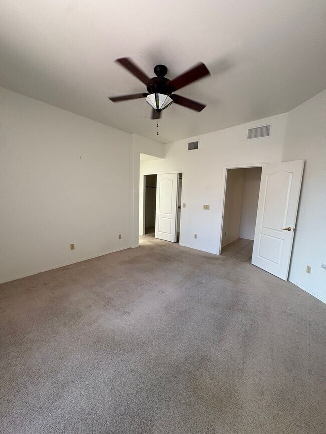 Building Photo - Well Maintained Home in  East Side Gated Community- 3Bd-A/C-Community Pools !!