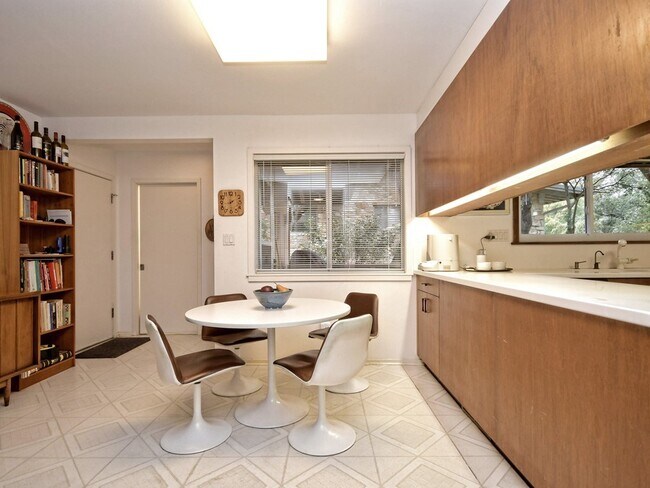 Building Photo - 6001 Highland Hills Dr