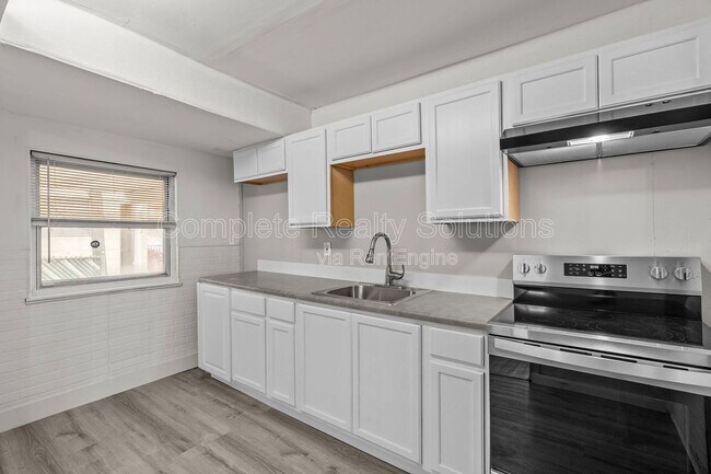 Building Photo - 10769 Spring Garden Dr