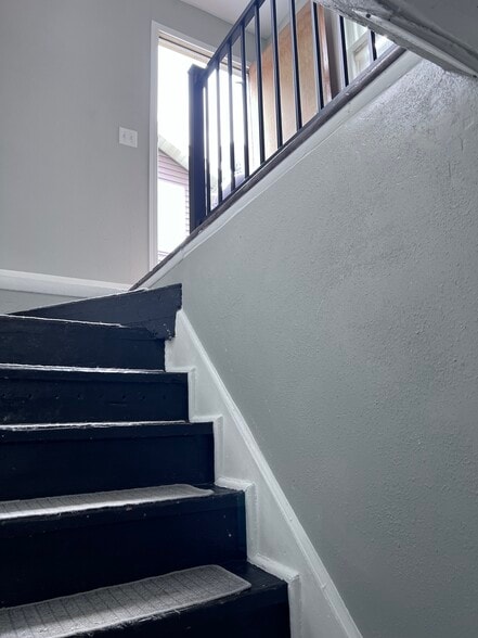 Building Photo - 639 S Main Ave