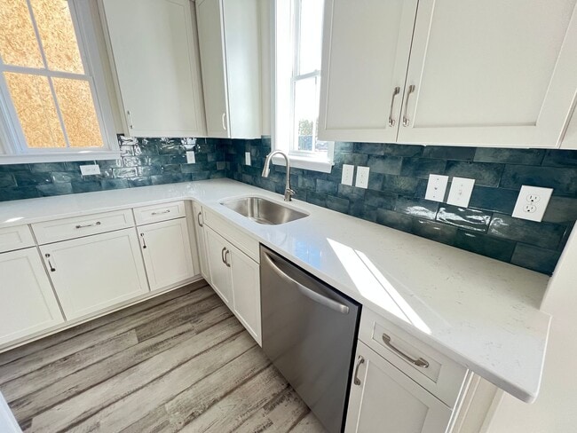 Building Photo - Luxury 2BR Townhome in Market Common | Walkable + Pool | Available Now