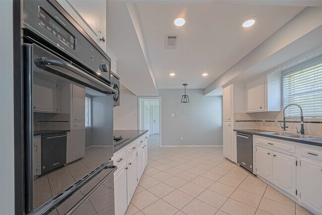 Building Photo - 16506 Amcreek Rd