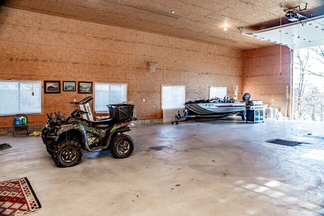 Building Photo - 4 Bedroom Hunting Lodge in Climax Springs