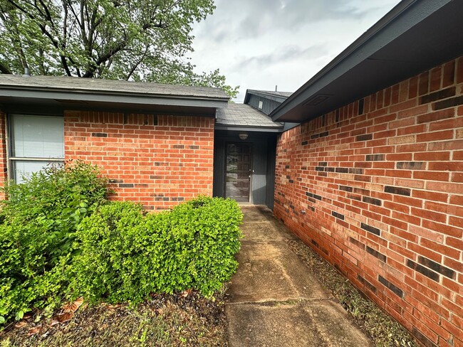 Building Photo - 3bed/2bath Home Available in Norman!