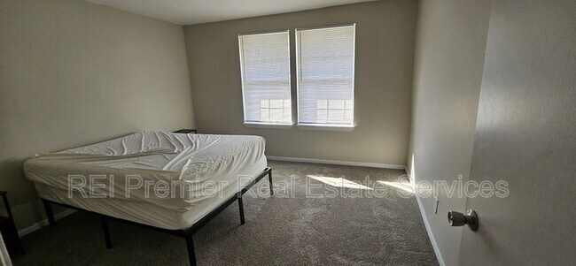 Building Photo - 933 N Dearborn St