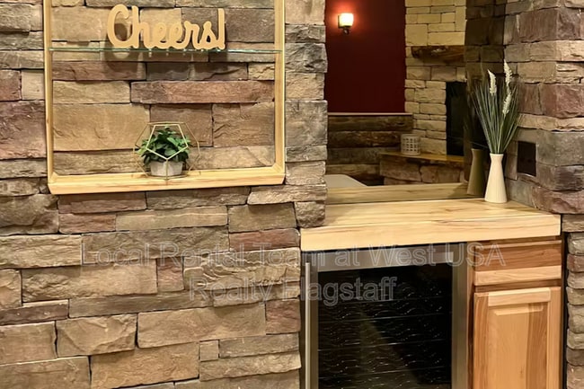 Building Photo - 1105 W Overland Pass Dr