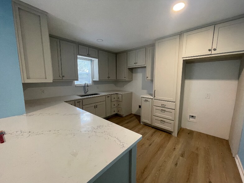 Building Photo - 2631 Canary Dr