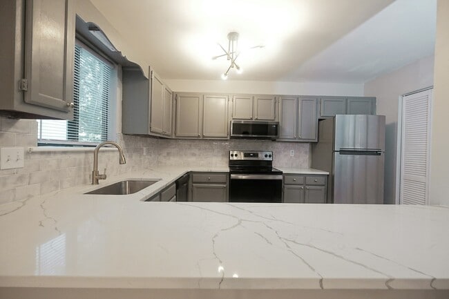 Building Photo - 246 Toweridge Dr SW