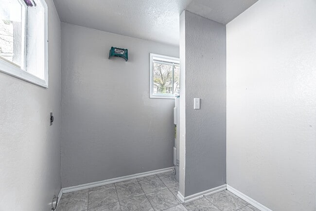 Building Photo - Cozy home awaiting you