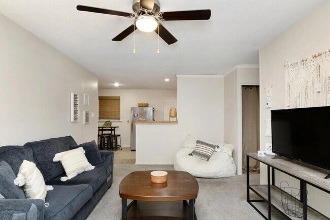 Building Photo - 2030 College Heights Rd