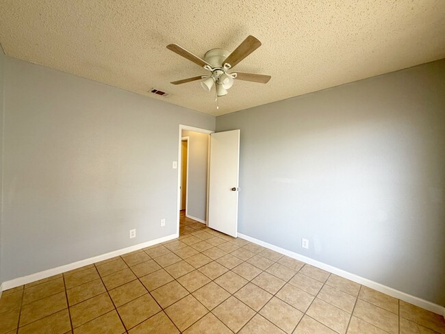 Building Photo - 2 Star Cir