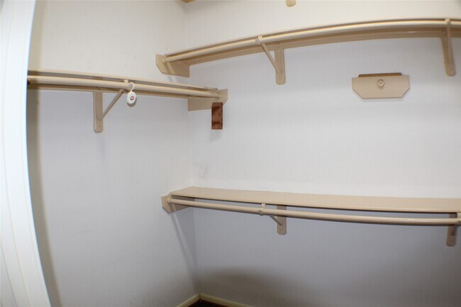 Building Photo - 642 Avery Dr