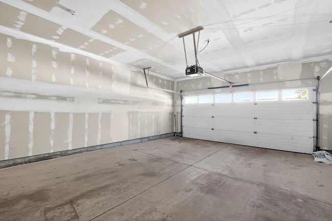 Building Photo - Impressive 5 bed/3 bath twin home in Chubbuck with just under 3000 square feet.