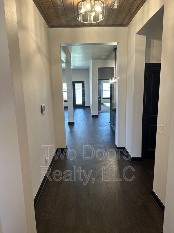 Building Photo - 2229 Roca Dr