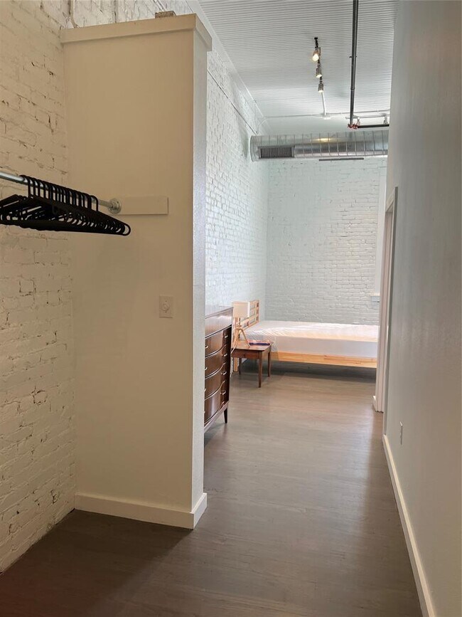 Building Photo - 102 E 2nd St