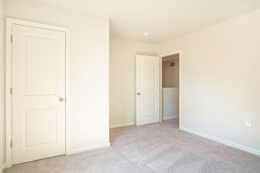 Building Photo - 684 Savanac St SE