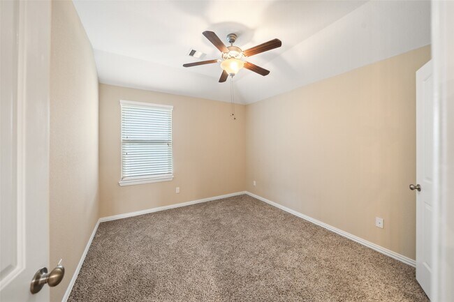 Building Photo - 667 Oak Cir Dr E