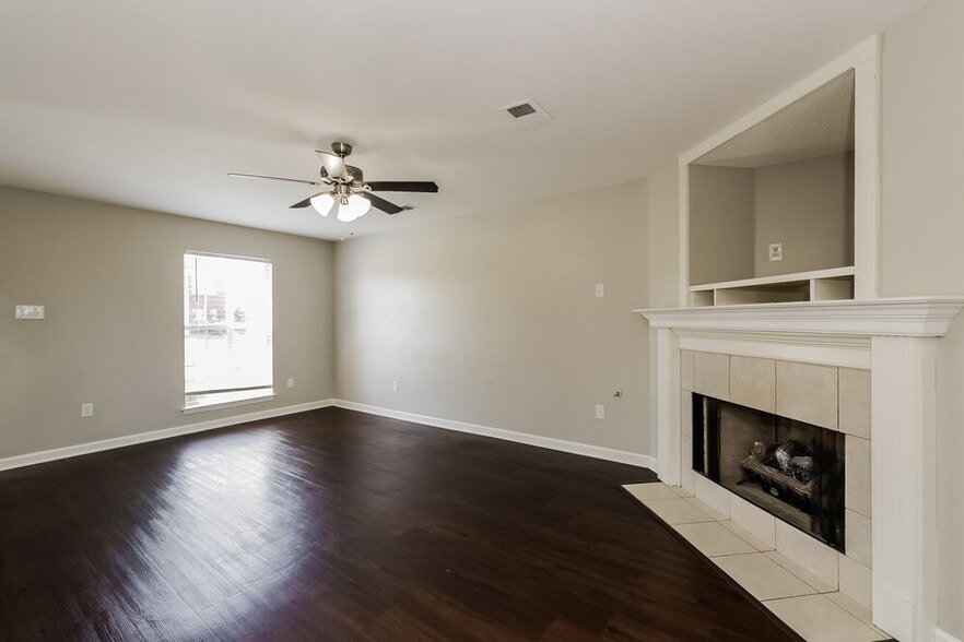Building Photo - 906 Lakemont Dr