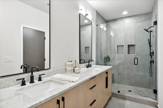 Building Photo - 536 Highland Ave NE