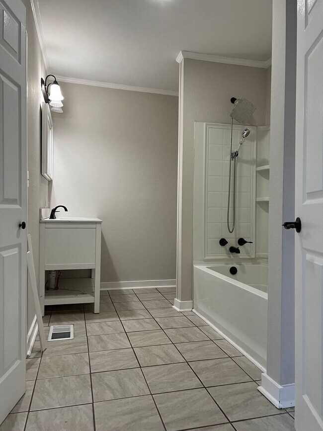 Building Photo - 908 N Main St