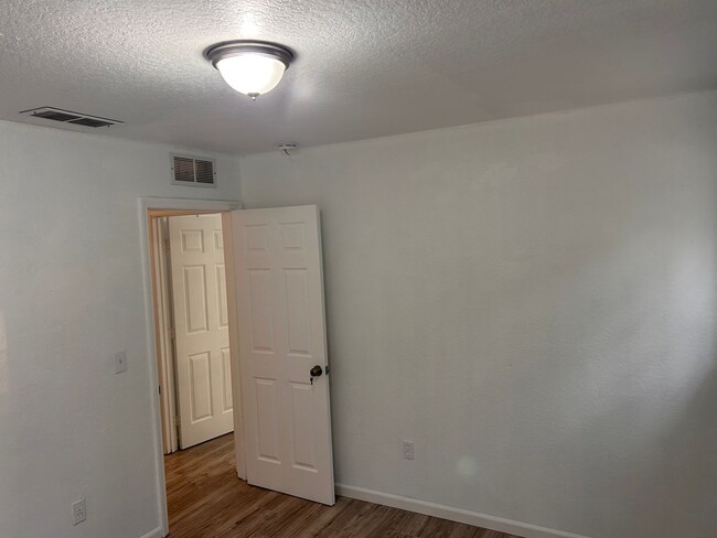 Building Photo - 3 Bedroom, 2 Bath in Umatilla - Priced to ...