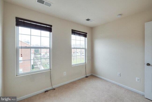 Building Photo - 2939 Sedgemore Pl