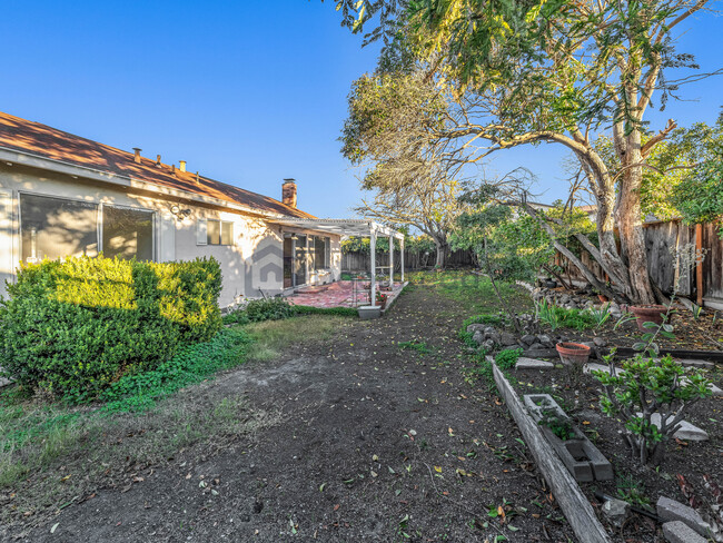 Building Photo - 738 El Sereno Dr