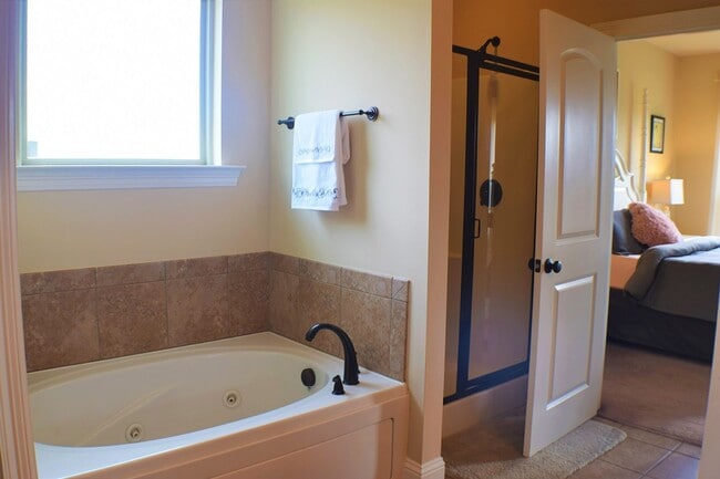 Building Photo - 324 Camelback Dr