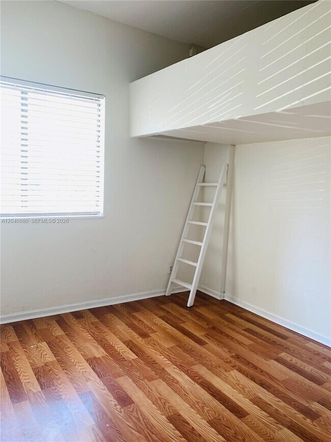Building Photo - 2715 Tigertail Ave
