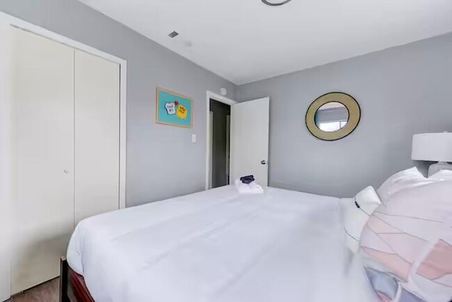 Building Photo - 2005 Cheshire Dr