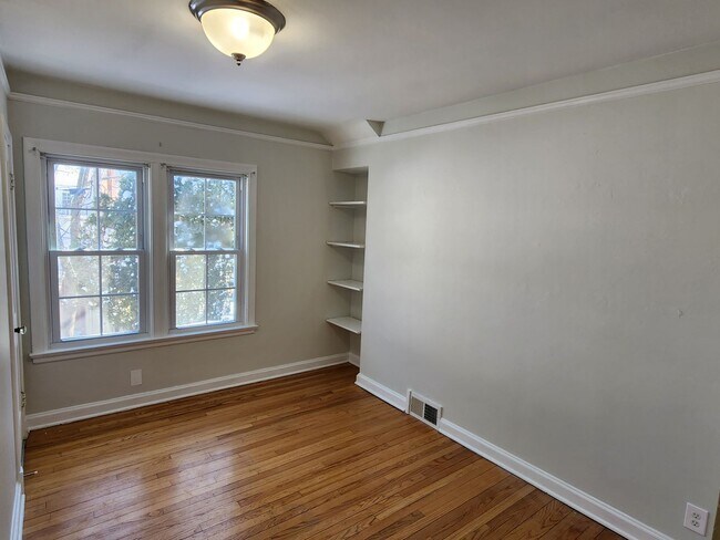 Building Photo - Shorewood 2 bedroom upper