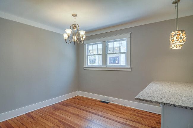 Building Photo - East Nashville Cottage!