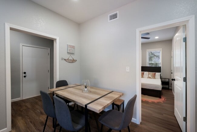 Building Photo - Prime Location! Beautifully Updated 3-Bedroom Duplex Near The Pearl & Downtown