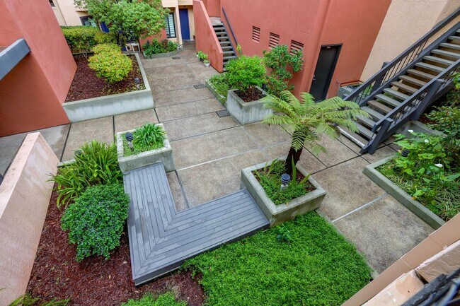 Building Photo - 2 Bed / 2.5 Bath pet friendly condo near downtown San Carlos with two parking spaces. YouTube tour!