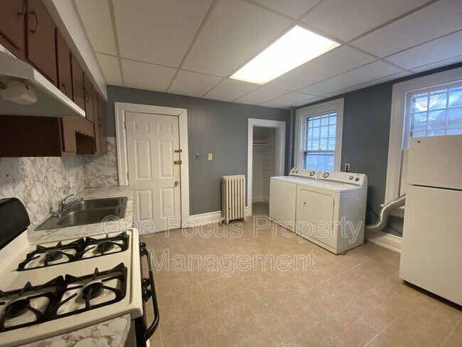 Building Photo - 425 Louisa St