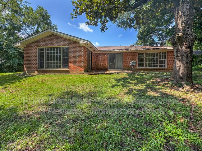 Building Photo - 1701 Longmeadow Dr