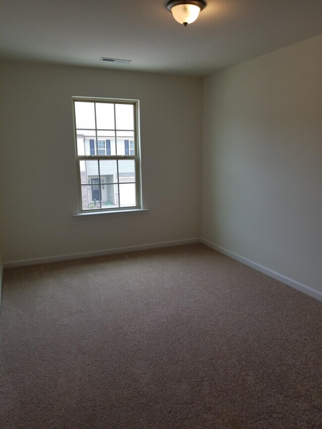 Building Photo - 49 E Grove Point Dr