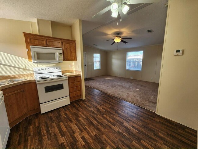 Building Photo - 445 Avanti Way Blvd