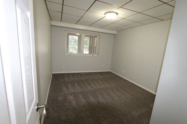 Building Photo - Large 5 Bedroom Home! Available Now.  Plen...