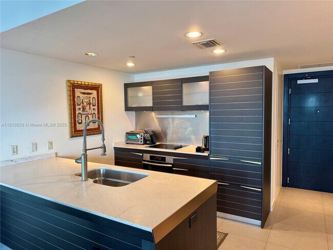 Building Photo - 200 Biscayne Blvd Way