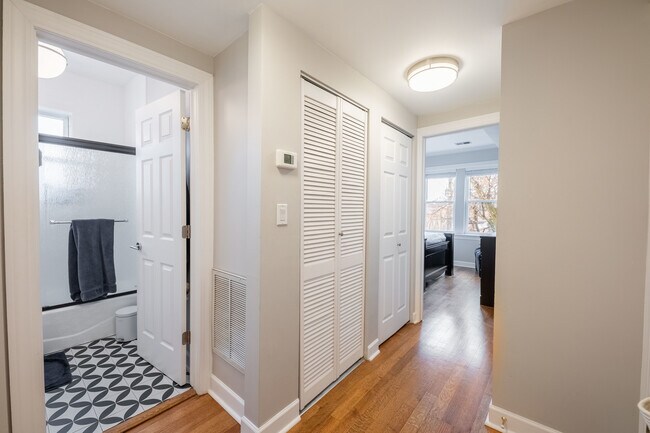 Building Photo - 3214 W Berteau Ave