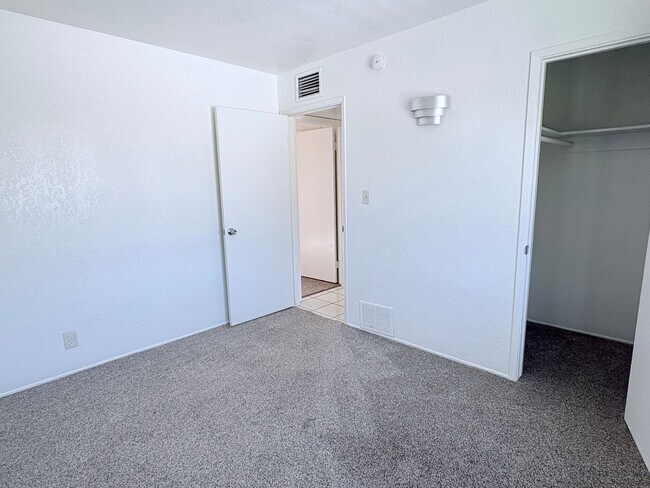 Building Photo - 3 Bed/2 Bath home with backyard and swimming pool!