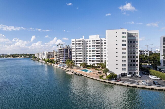 Building Photo - 9102 W Bay Harbor Dr