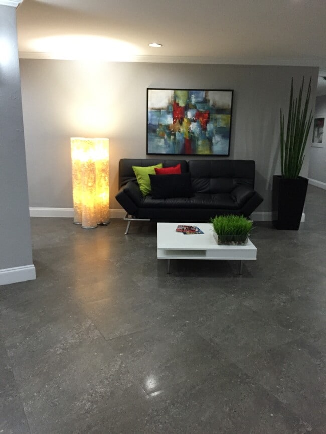 Building Photo - 200 Leslie Dr