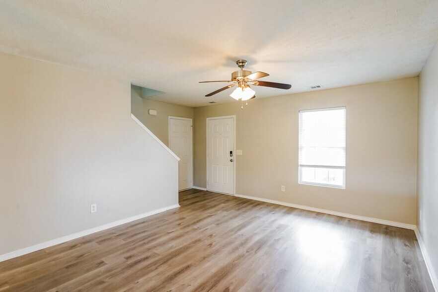 Building Photo - 2893 Creekbend Dr