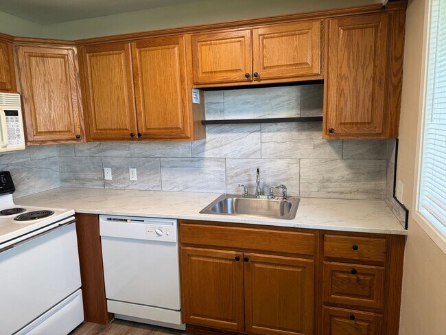 Building Photo - Updated 2 bedroom 1 bath duplex in Eugene!  $200 OFF YOUR FIRST MONTH'S RENT!