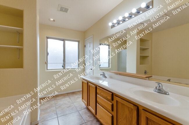 Building Photo - 10138 E Desert Paradise Pl