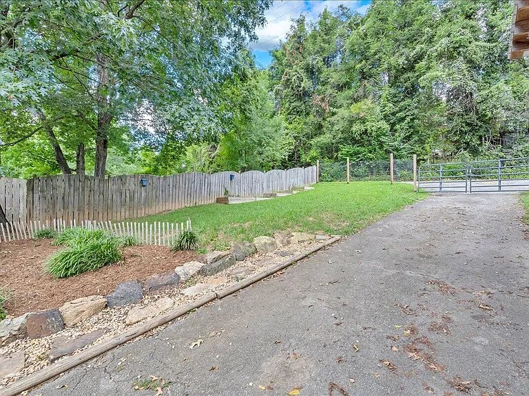 Building Photo - 823 Windsor Ave SW