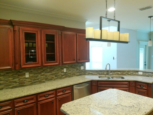 Building Photo - 4 Bedroom 3 Bath on the Island