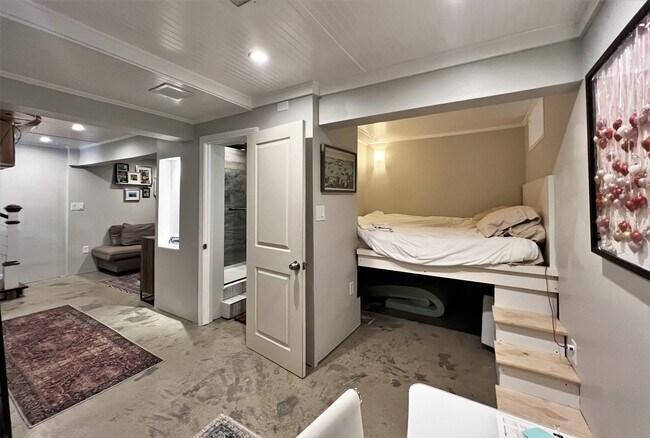 Building Photo - 4 Day St